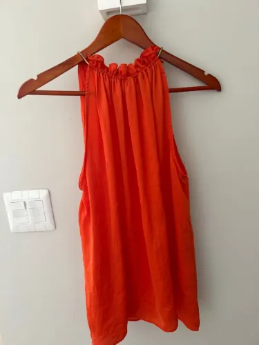 Blusa laranja da ZARA com detalhe no pescoço