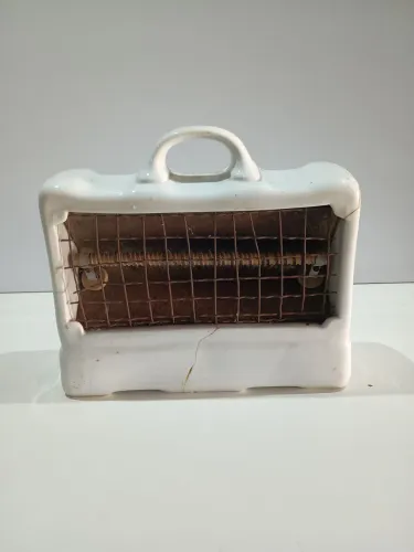 Antigo aquecedor elétrico de porcelana 24 x26 cm-não possui o cabo