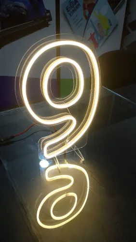 Luminária de LED em formato de números 30cm de altura 