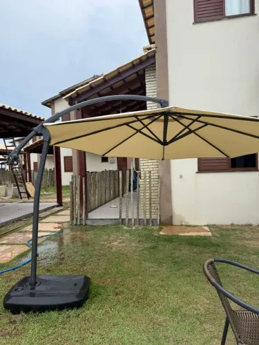 Ombrelone Lateral Articulado com Braço Curvo e Base Lastreável