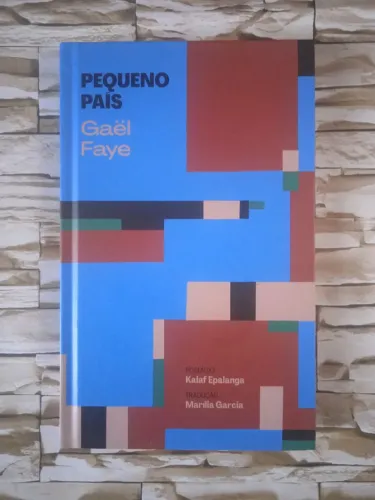 Pequeno País, de Gaël Gaye. Editora Carambaia, Edição 1, 2023