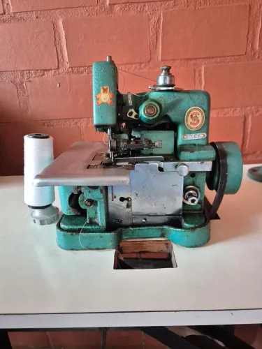 Máquina de costura overlock industrial