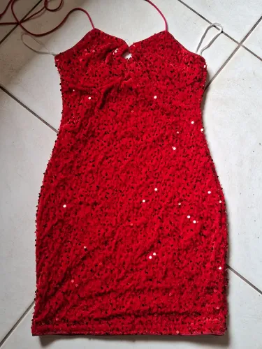 Vestido vermelho com lantejoulas