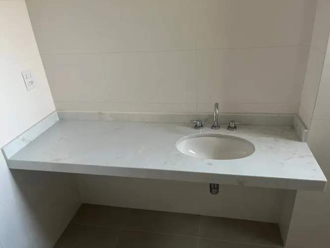 Cuba + Torneira para banheiro em material não identificado