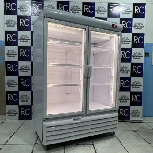 Cervejeira Dupla Metalfrio com iluminação em LED e controlador digital.