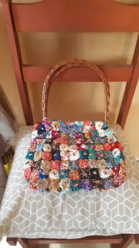 Bolsa artesanal de tecido com flores