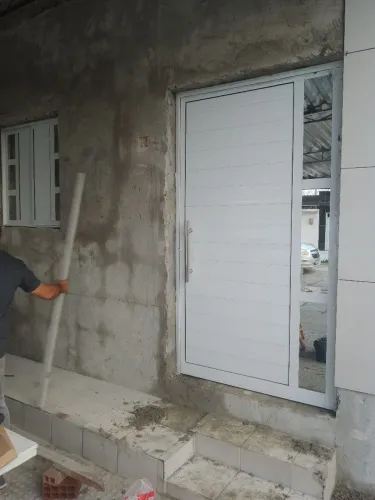 Porta de Alumínio Externa com Design Moderno