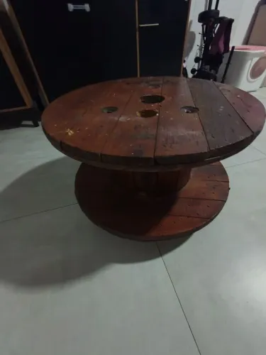 Mesa carretel em madeira