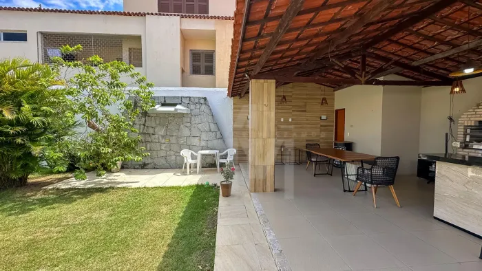 Espetacular casa pronta para morar, com 5 suítes, deck em terreno com 792 m², no Vila Uniã
