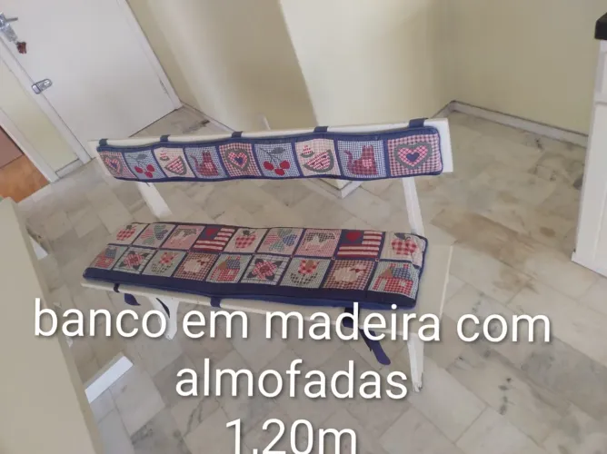 Banco em madeira branca com almofadas 1,2m