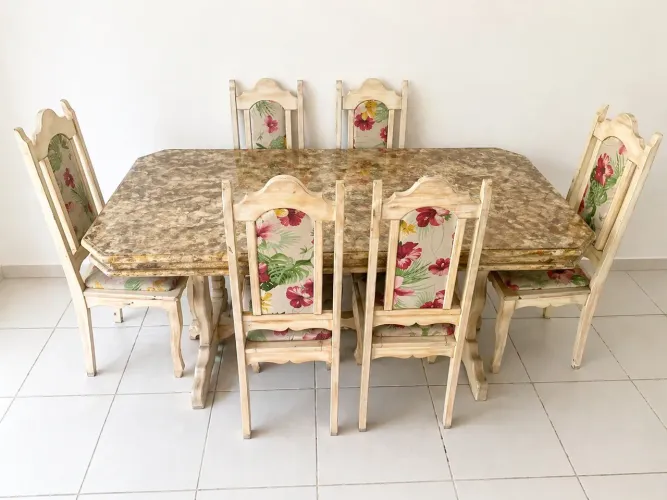 Mesa de madeira amarela com 6 cadeiras