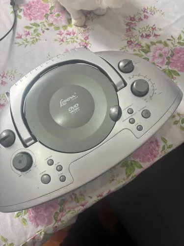 DVD Portátil Lenoxx com Tela, Rádio, USB + Vários Filmes em DVD