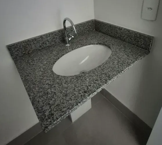 2x pias granito banheiro, com cuba e torneira. Tamanho de cada 70cm x 55cm