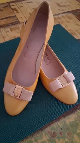Sapato Feminino Salvatore Ferragamo legítimo. Em verniz, salto 5 cm , número 37.