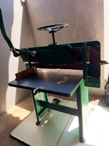Guilhotina industrial de papel 