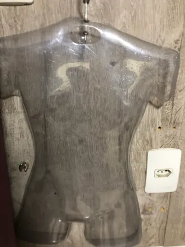 manequins de plástico em formato de cabide (silhueta meio corpo)