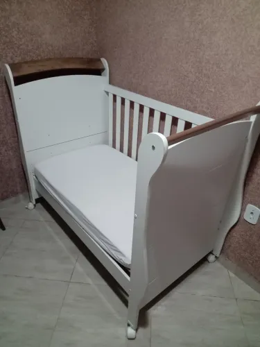 Um berço branco lindo