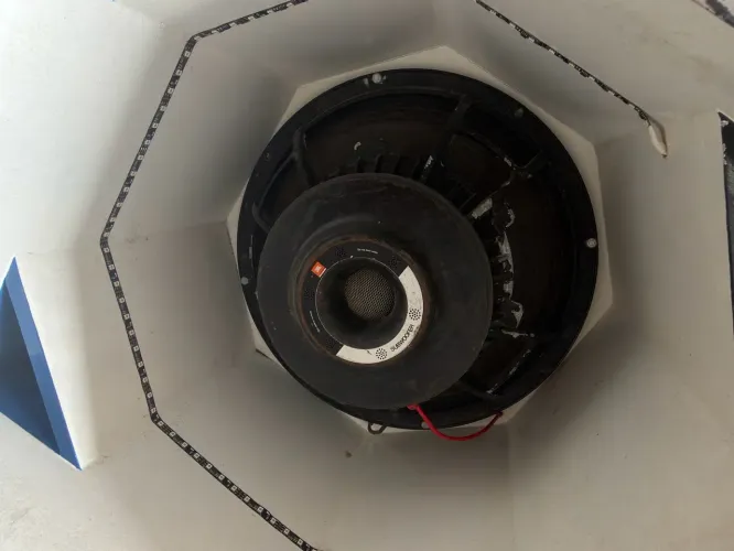 Som grave de 18 polegadas 3400 tornado