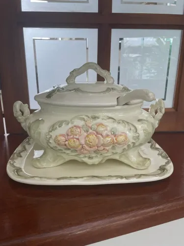 Sopeira decorativa em cerâmica com bandeja + concha - Estilo clássico - Linda peça