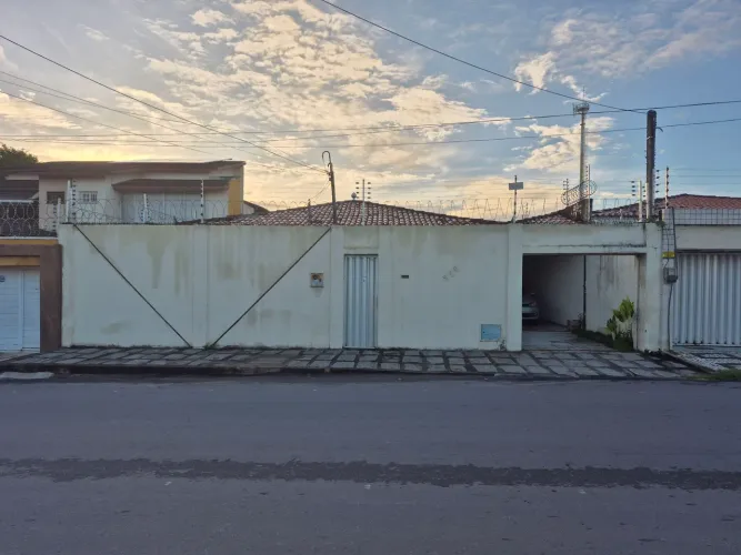 Excelente Casa zona Sul, Parque Manibura a uma quadra da Avenida Oliveira Paiva