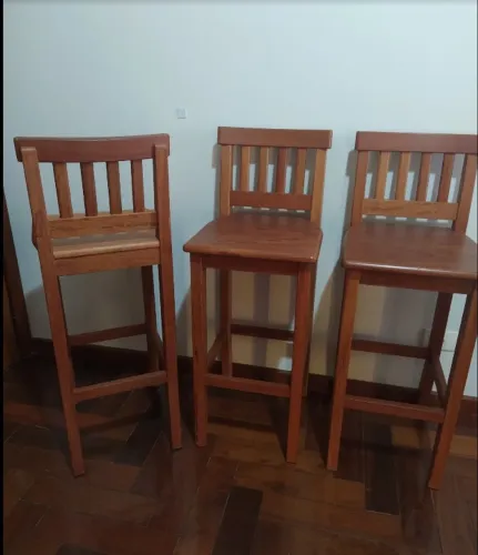 Vendo três banquetas de madeira maciça