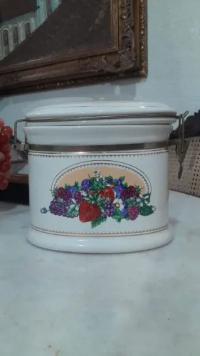 Antiga bomboniere em cerâmica 