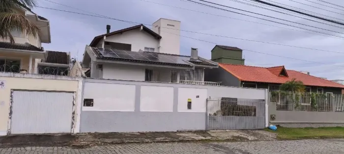 Casa Ampla e Mobiliada no Parque São Jorge (Itacorubi) | 270m², Energia Solar, Automação e