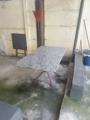 Vendo mesa de pedra de mármore preto com tripé sem cadeiras na medida de 140/82