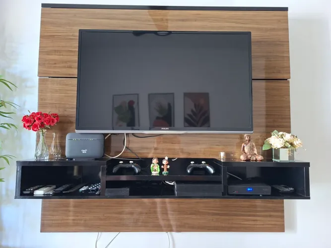 Painel para TV com Rack e Nichos - Marrom e Preto