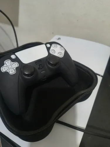 Vendo ps5, pouco usado, 1 controle + case.