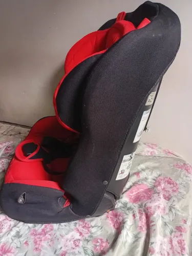 Cadeirinha infantil para carro Burigotto Multipla Cor: vermelho e preto.