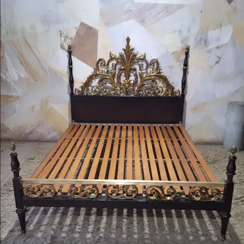 Cama de casal Rainha com detalhes em latão.