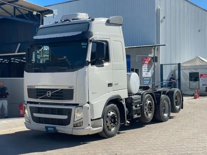 VOLVO FH 460 8X2 ANO 2014 - COM SEGUNDO EIXO DIRECIONAL - REPASSE