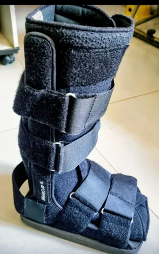 Bota ortopédica número 36 usada somente um mês .