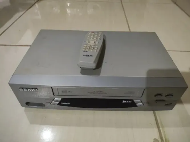 Videocassete SEMP, com controle remoto! Muito conservado!