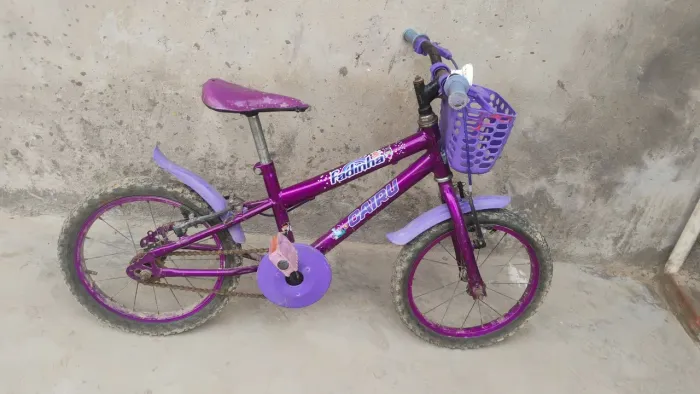 Vende - se uma bicicleta infantil