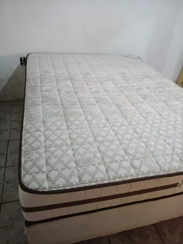 Colchão Queen semi novo molas ensacadas 1.50x 2.00
