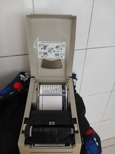 Impressora etiquetadeira e monitor