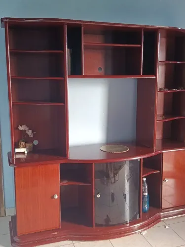 Estante grande bem conservada para sala 