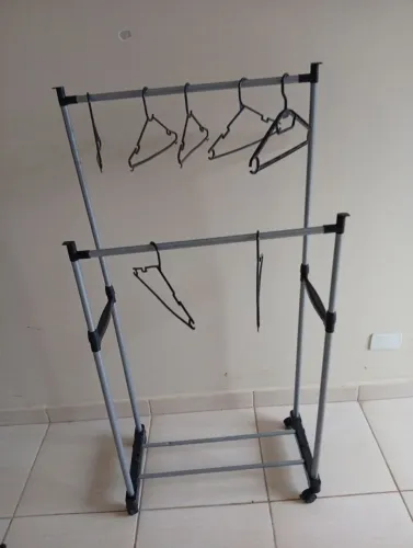 Arara para roupas com rodinhas e 20 ganchos