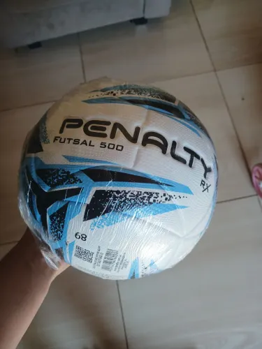 VENDE-SE BOLA DE FUTSAL 500 DA PENALTY, COMPREI MAIS NAO USEI. AINDA NA EMBALAGEM 