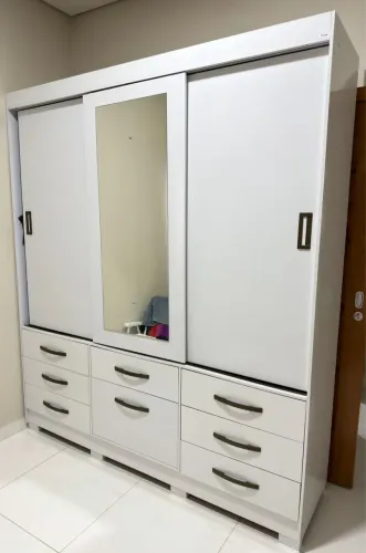 Guarda roupas com rodinhas 