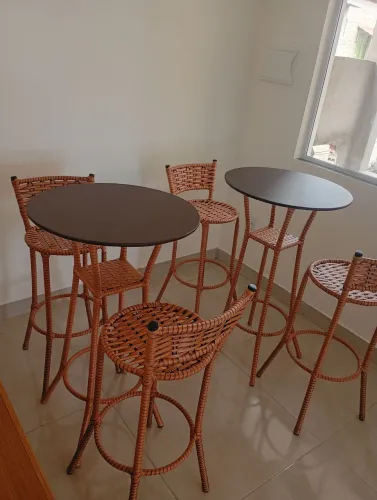 Conjunto Bistrô 2 Mesas Altas + 6 Banquetas em Fibra Sintética