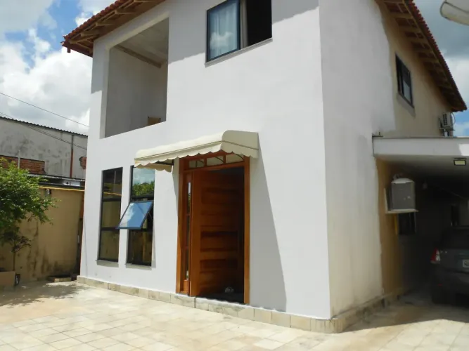 EXCELENTE CASA TIPO SOBRADO, 05 QUARTOS.
