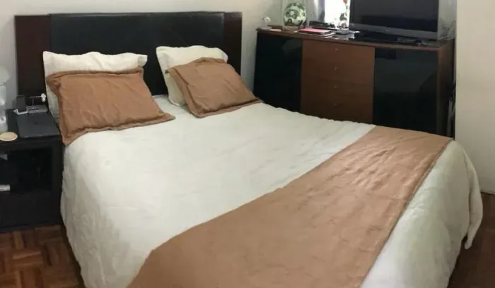 Cama Queen Size , madeira maciça da Atefacto