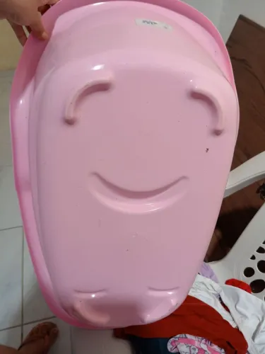 Banheira rosa plasutil, semi nova. Em ótimo estado e copo de treinamento novo