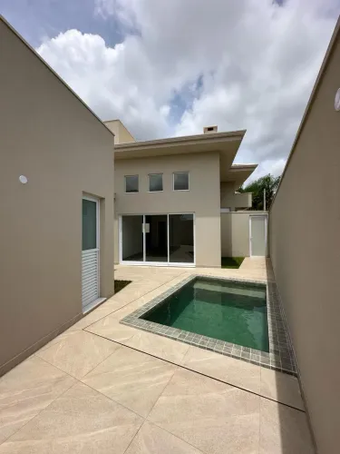 Casa em condomínio fechado Roland