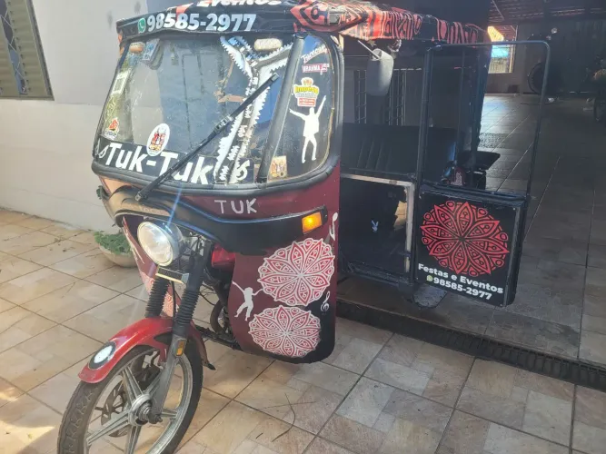 Tuk tuk passeio com turistas 