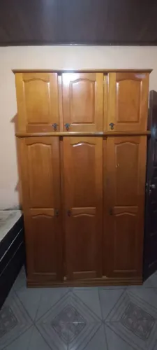Vendo guarda roupa de madeira 3 portas por 800 reais em ótimo estado
