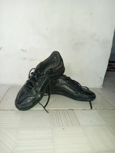 Chuteira futsal em bom estado